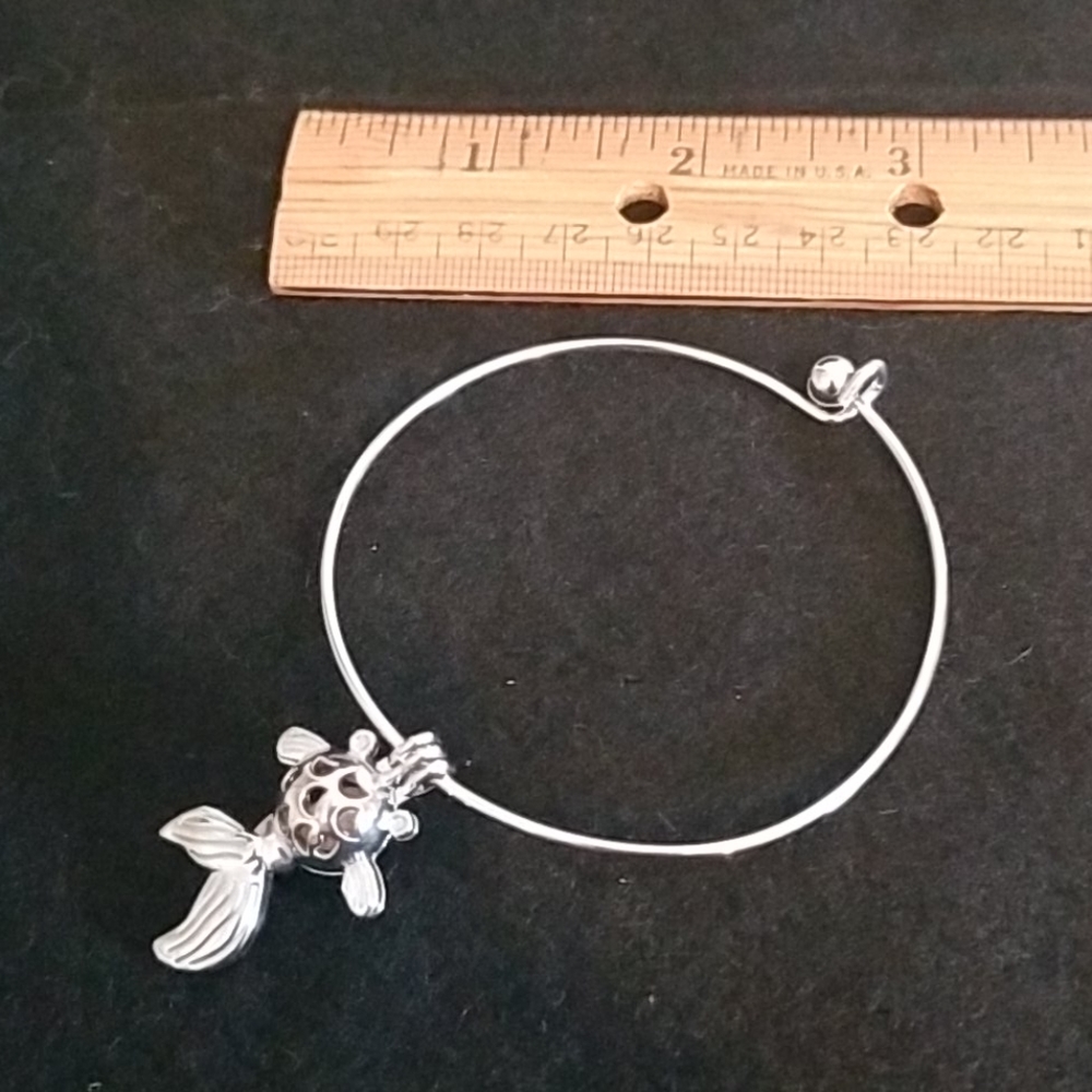 A Fish bracelet with a pink freshwater pearl